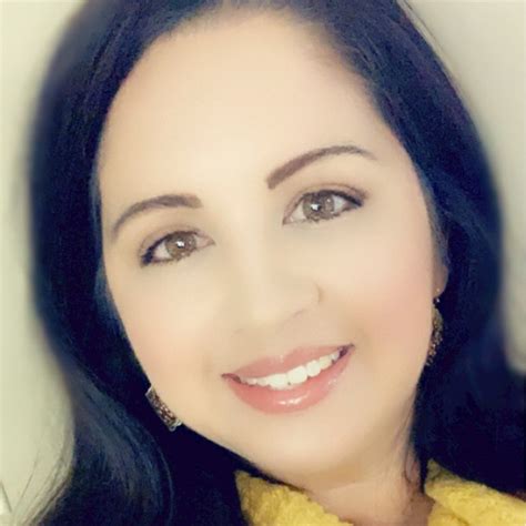 Christina Benítez Profiles .